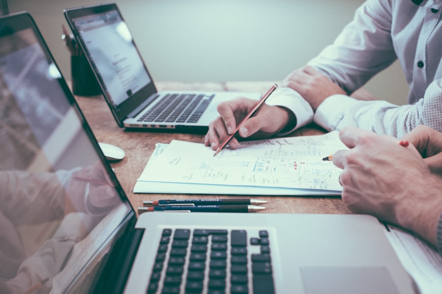 Deux personnes étudient un plan financier et les formalités de création d'entreprise